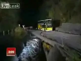 Ce parkour?! Ce adrenalina?! Ia, si vezi cum se merge cu autobuzul pe... sarma!