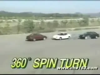 Ce face zeul soferilor? Merge pe doua roti si schimba roata in mers!