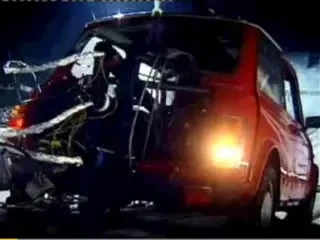 Vrei ca o masina sa zboare? N-ai mai vazut asta: un Mini Minor lansat de pe o trambulina!