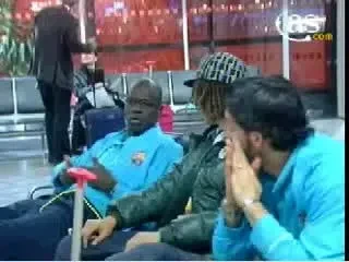 Vezi imagini incredibile cu antrenorul Rijkaard in aeroportul din Manchester imediat dupa esecul in fata lui United!