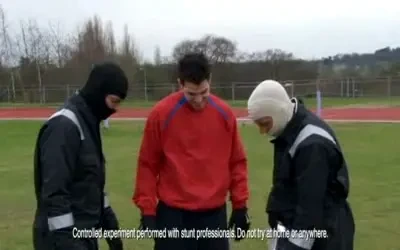 N-ai mai vazut asa ceva! E fenomenal! Fabregas jongleaza in flacari cu mingea!