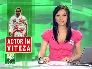 Hamilton joaca intr-un rol de super-erou! Si-a luat zborul precum Superman