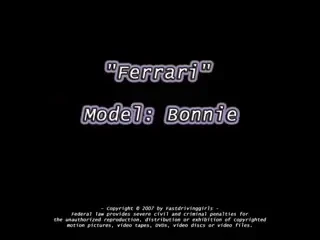 Vezi cum se comporta o blonda la volanul unui Ferrari 308 GTB