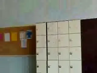 Video: Lesini de ras! Joaca fotbal legat la ochi