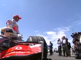 Video: Lewis Hamilton se intrece cu un avion!