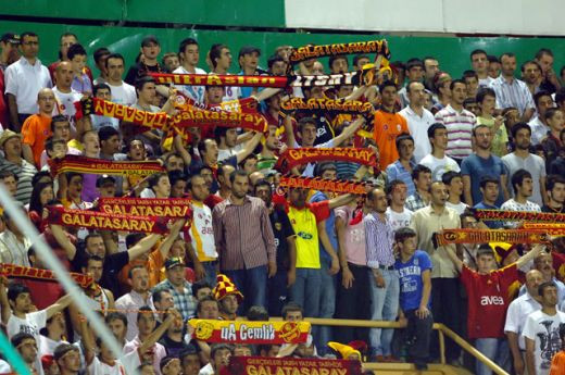 Foto: Galata tremura! Umit Karan s-a 