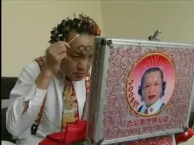 Senzatie! Fanaticul Olimpiadei umbla cu ace infipte in cap!