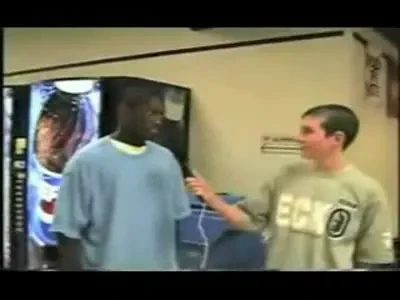 Iti plac glumele proaste? Vezi ce patesti cand dai peste un mic boxer