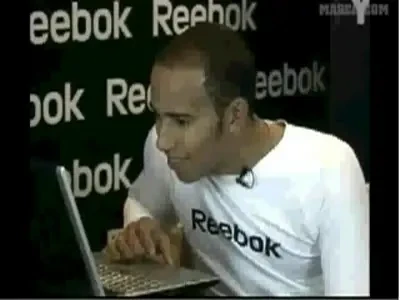 ARTA, TATA! Hamilton pictat in centrul Londrei. Vezi supervideo!