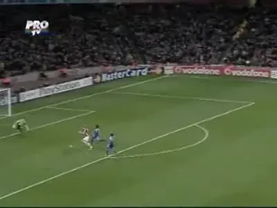 Vezi golul lui Bendtner: