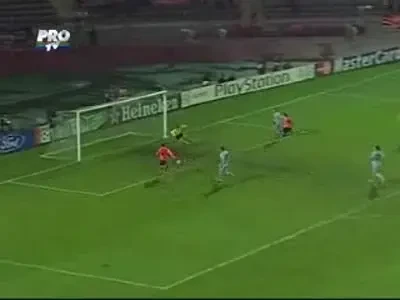 Jadson duce scorul la 3-0. Vezi golul: