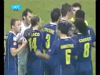 A primit rosu pentru ca a "faultat" un suporter!