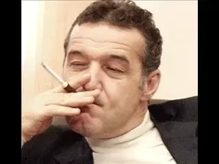 SHOW total! Becali canta maneaua anti criza!