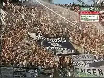 Canicula pe stadioane! In Argentina, pompierii uda tribuna cu tunurile de apa!