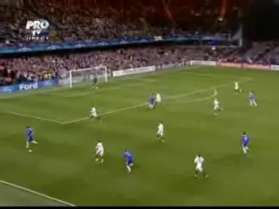 Claro scapa la sutul lui Cole. Vezi ocazia lui Chelsea