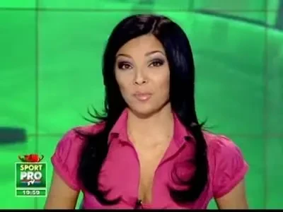 Chivu, prins intre doua BLONDE! :)