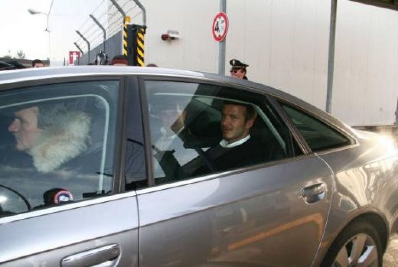VIDEO: Isterie la Milano! Becks si Victoria, adevarate staruri!_8