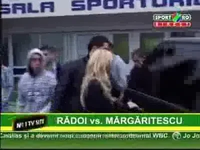 Radoi a continuat "scandalul" si dupa meci: A plecat nervos din sala de sport! Vezi imagini