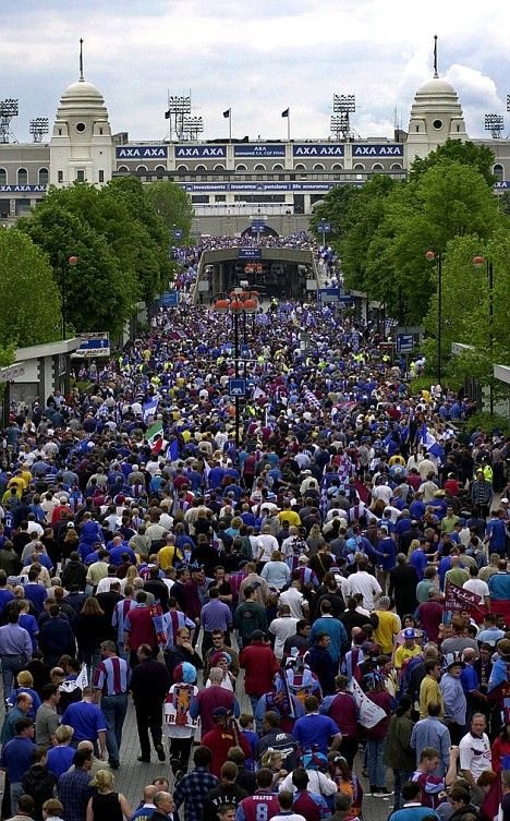 Intr-un cuvant = infern! Vezi top 10 cele mai tari stadioane din lume!_10