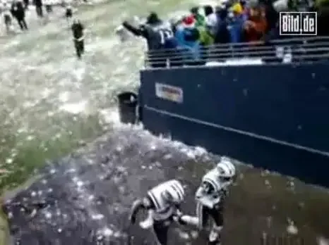 Marea bulgareala! Vezi cum s-a batut un fotbalist cu fanii echipei adverse!