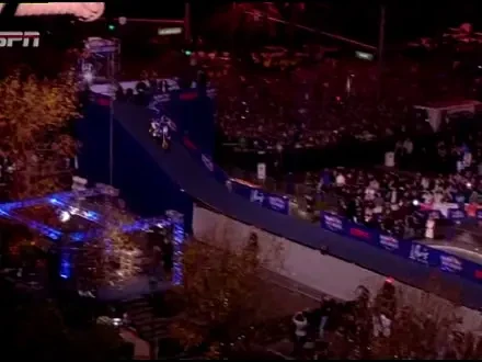 Nebunul Maddison loveste din nou: a sarit cu motocicleta peste Arcul de Triumf din Las Vegas!