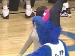 Umilinta in public: Cerere in casatorie in pauza unui meci din NBA: cum crezi ca s-a terminat?