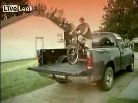 IREAL! Cat de URAT poti sa faci cand cazi cu bicicleta! Vezi un clip genial