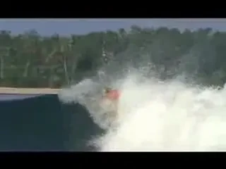 Fara un brat, dupa ce a fost atacata de rechini - Bethany, campioana la surfing!