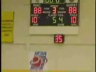 In ultima secunda! Vezi cea mai tare aruncare din baschet de la un cos la altul: