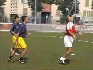 Incredibil! S-a inventat cel mai tare dribiling - cu steagul de la coltul terenului!