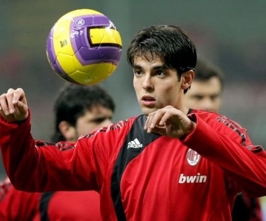 Cel mai credincios dintre fotbalisti, tradat de bani! Se lasa sedus Kaka? Comenteaza aici:_2