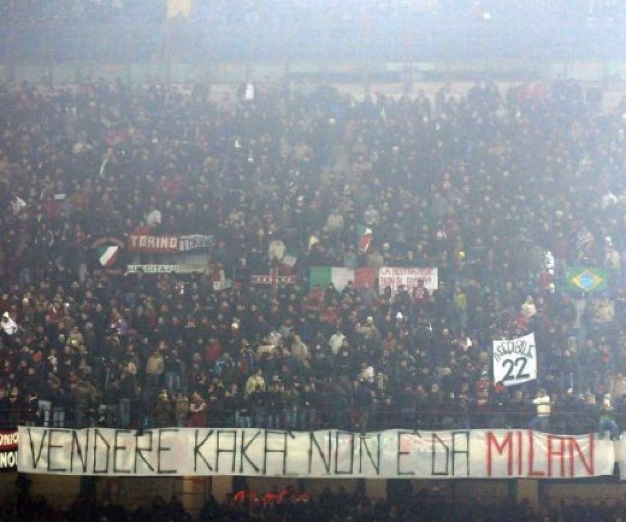 Cel mai credincios dintre fotbalisti, tradat de bani! Se lasa sedus Kaka? Comenteaza aici:_5