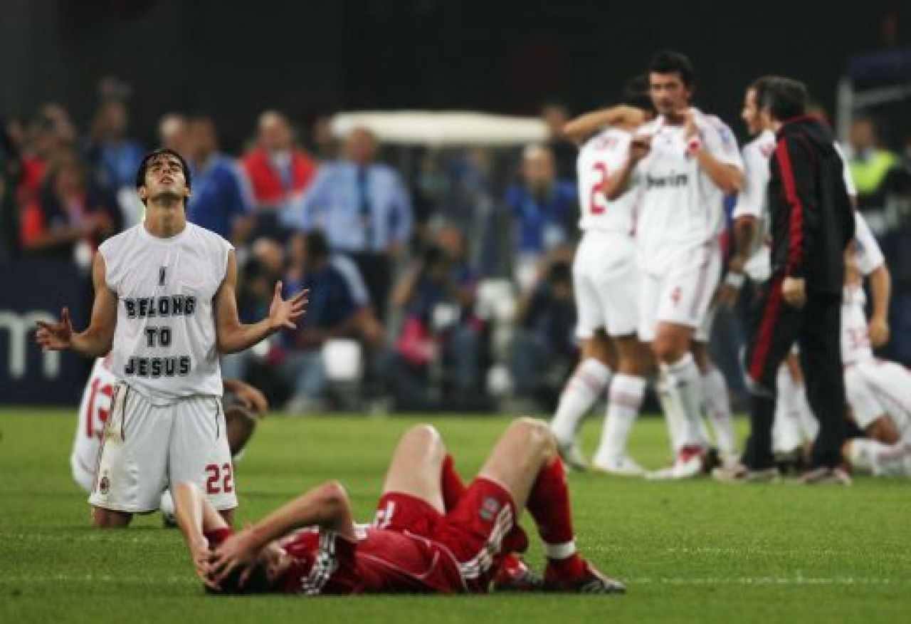 Cel mai credincios dintre fotbalisti, tradat de bani! Se lasa sedus Kaka? Comenteaza aici:_6