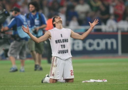 Cel mai credincios dintre fotbalisti, tradat de bani! Se lasa sedus Kaka? Comenteaza aici:_10