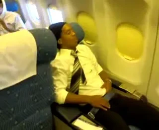 FOARTE TARE! Ca Al Bundy: Vezi cum doarme Ronaldinho in avion!