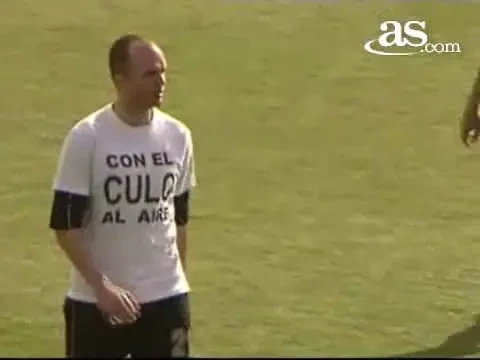 Cu fundul in aer! Criza economica i-a innebunit pe fotbalisti: au protestat in chiloti!