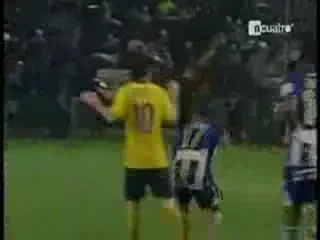 Messi stie sa scuipe la fel cum stie sa dea gol!