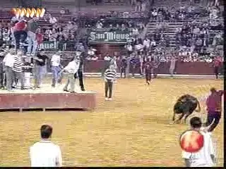 Spaniolii stiu si ei sa se dezbrace! VEZI super-imagini de la o corida!