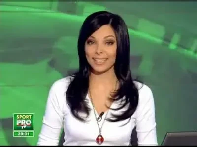 Cel mai nebun concurs de sarituri cu schiuri: intr-un bazin cu apa rece ca gheata!