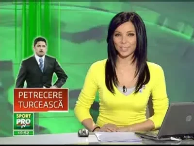 O dansatoare exotica, cadou pentru Lucescu! Vezi cum danseaza Luce jr din buric!