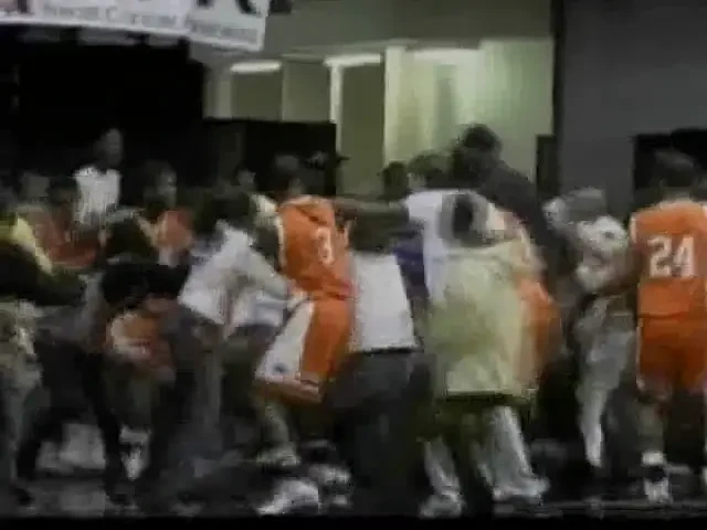 VIDEO: Bataie generala la un meci de baschet!