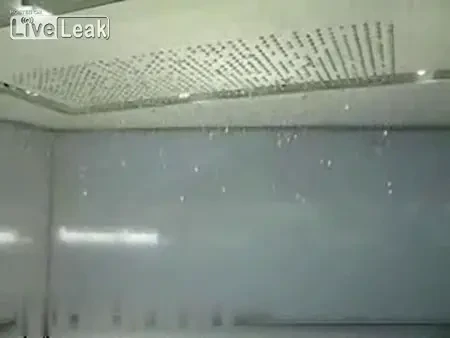 Incredibil! Vezi cum se face o masina de epoca numai din magneti