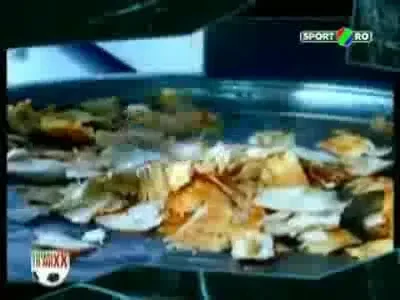 Danseaza dupa cum le cantam noi! Mititelu, cu trei perechi de ochelari!