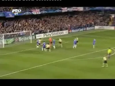 Petr Chech balbaie o minge in careu si este aproape de penalty!