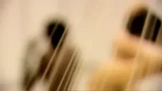 Crouch face pe robotul intr-o reclama la telefonie mobila