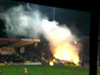 Vezi imagini cu razboiul fanilor din timpul meciului!