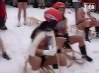 VIDEO! Curse de saniute cu femei in SANII goi! :)