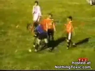 A oprit meciul dupa ce a fost batut de primarul comunei! Ce ar fi trebuit sa faca? :)