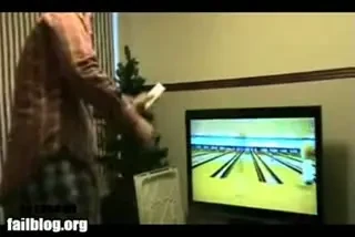 VIDEO / Ce se intampla cand te pierzi cu firea in fata unui joc video!