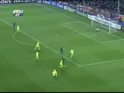 Messi se distreaza cu apararea Lyonului!Vezi super gol!
